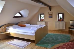 Postel nebo postele na pokoji v ubytování Hotel U Kozicky + 37 fotografií