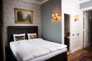 1 dormitorio con 1 cama blanca grande en una habitación en Hotell Blanka- Lägenhet- Boutique Hotell, en Varberg