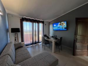 TV a/nebo společenská místnost v ubytování Calypso Home Sea View