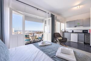ラゴスにあるStay on Top Apartmentsのベッドルーム1室(ベッド1台付)、景色を望むキッチンが備わります。