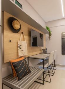 Habitación con escritorio, mesa y sillas. en Way Bossa #C3 - Apê em Jampa by Carpediem, en João Pessoa