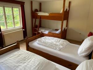 een slaapkamer met twee stapelbedden en een raam bij Haus Onel in Schmallenberg