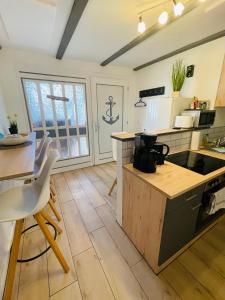 cocina con mesa y algunas sillas en una habitación en Ferienwohnung „Deichgeflüster“ nahe der Nordsee, en Marne