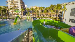 Bazén v ubytování Alannia Salou nebo v jeho okolí