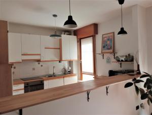 A kitchen or kitchenette at Casa Sud vicino a fiera e Pordenone centro