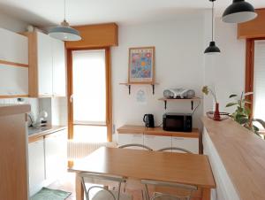 A kitchen or kitchenette at Casa Sud vicino a fiera e Pordenone centro