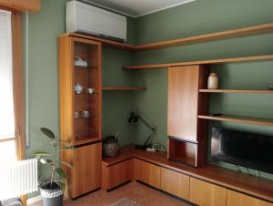 A television and/or entertainment centre at Casa Sud vicino a fiera e Pordenone centro