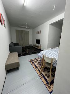 ein Wohnzimmer mit einem Bett und einem Sofa in der Unterkunft Eli Homestay in Kuala Terengganu