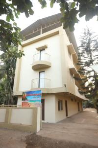 戴维格Shree Swami Samarth Resort的前面有标志的白色建筑