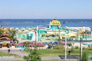 a water park with a bunch of water slides at Depandance Hotel Jole in Cesenatico