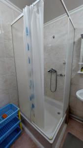y baño con ducha y puerta de cristal. en 2 комнатная квартира, en Shchūchīnsk