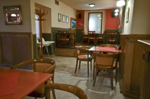 Reštaurácia alebo iné gastronomické zariadenie v ubytovaní Hotel U Kozicky