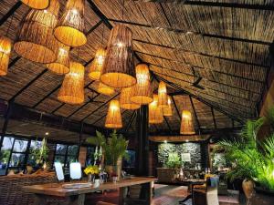 um restaurante com um monte de luzes penduradas no tecto em Mukwa River Lodge em Livingstone
