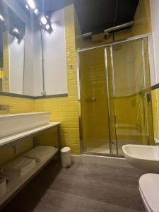 ナポリにあるToledo Loftのバスルーム(シンク、シャワー付)