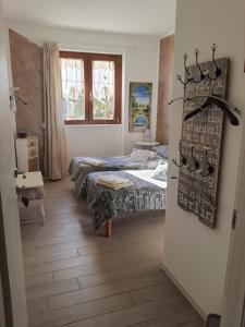 een kamer met 2 bedden en een raam bij B&B Da Melissa in Vercana