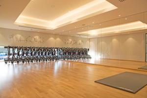 um quarto amplo com uma pista de dança com garrafas de vinho em Harbour Hotel & Spa Southampton em Southampton