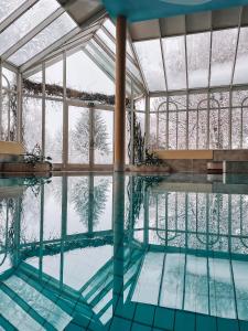 basen z widokiem na pokryte śniegiem drzewa w obiekcie Landhotel Gschirnwirt w mieście Eugendorf