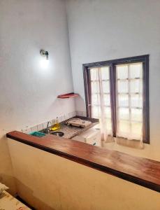 cocina con encimera y ventana en Chalés do Inglês, en Ilhabela