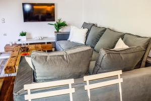 sala de estar con sofá y mesa en View Villa en Skiathos