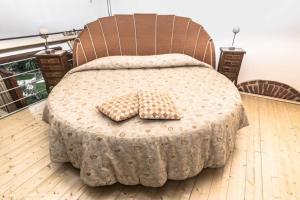A bed or beds in a room at Beautiful Suite By Villa Il Mosaico
