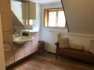 een badkamer met een wastafel, een spiegel en een stoel bij Haus Onel in Schmallenberg +69 foto's