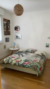 um quarto com uma cama num quarto com uma mesa em Maison entière au calme à Saint-Max/Nancy em Saint-Max