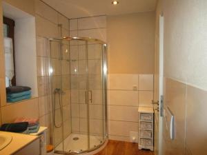 W łazience znajduje się prysznic ze szklanymi drzwiami. w obiekcie Chalet Waldstadl, Andrea's Woidhaisl w mieście Arnbruck