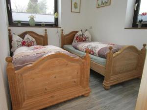 2 Einzelbetten in einem Schlafzimmer mit Fenster in der Unterkunft Chalet Waldstadl, Andrea's Woidhaisl in Arnbruck