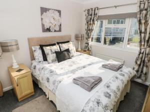 um quarto com uma cama e uma janela em Tranquillity em Narberth