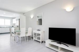 TV a/nebo společenská místnost v ubytování Home2Book Angy's Seaside Home, Candelaria