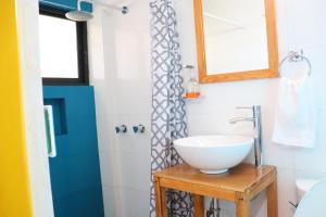 a bathroom with a bowl sink and a mirror at Hotel Casa Mandarine , Amazing Private Rooms w Balcony, Rooftop, Hammocks, AC, SmarTV, 100mbs! in Zihuatanejo