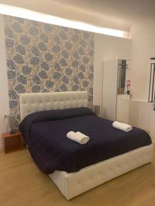 A bed or beds in a room at Casa accanto teatro