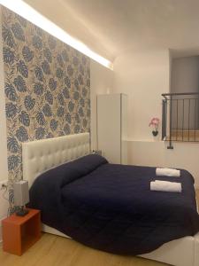 A bed or beds in a room at Casa accanto teatro