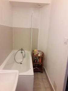 biała łazienka z wanną i umywalką w obiekcie "Authentique" - STAYHOME - appart 4 w mieście Quimper