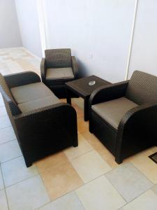 3 sedie e un tavolo in una stanza di Apartmani Lana a Šibenik