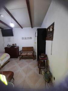 Habitación con 1 dormitorio con 1 cama y 1 mesa. en Andino Dpto en San Salvador de Jujuy