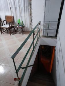 escalera con barandilla de cristal en la sala de estar en Andino Dpto en San Salvador de Jujuy