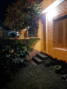 un conjunto de escaleras delante de una casa por la noche en Andino Dpto en San Salvador de Jujuy