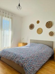 - une chambre avec un lit et une couette bleue dans l'établissement Appartement, à Pierrelatte