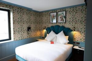 ダブリンにあるThe Dean Dublinの花柄の壁紙を用いたベッドルーム1室(大型ベッド1台付)