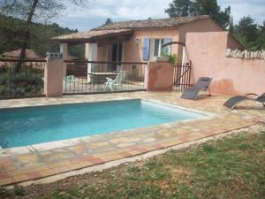 Bazén v ubytování 1 Chambre piscine commune et 1 Gite piscine privée La Sauvasse nebo v jeho okolí