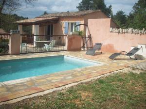 Bazén v ubytování 1 Chambre piscine commune et 1 Gite piscine privée La Sauvasse nebo v jeho okolí