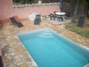 Bazén v ubytování 1 Chambre piscine commune et 1 Gite piscine privée La Sauvasse nebo v jeho okolí