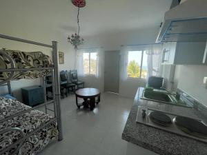 una cucina e un soggiorno con letto a castello. di Loft 208 ad Acapulco