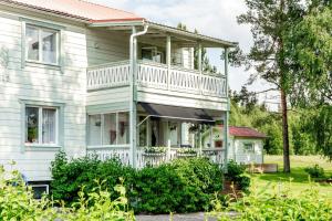 een huis met een balkon aan de zijkant bij Guestrooms at Forest Family Home in Ytterhogdal