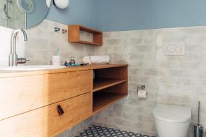 een badkamer met een wastafel en een toilet bij harry's home hotel & apartments in Villach