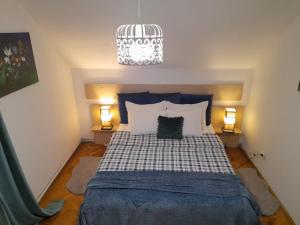 - une chambre avec un lit doté d'un couvre-lit bleu et blanc dans l'établissement La Rossa, à Braşov