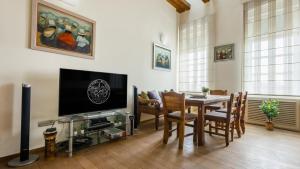 un soggiorno con tavolo e TV di Old Port Lux RiverView Duplex in City Center a Belgrado