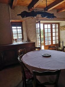 comedor con mesa, sillas y ventanas en Canto perdigal, en Caylus