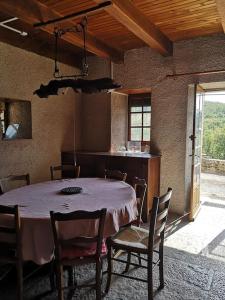 una habitación con mesa y sillas en una casa en Canto perdigal, en Caylus
